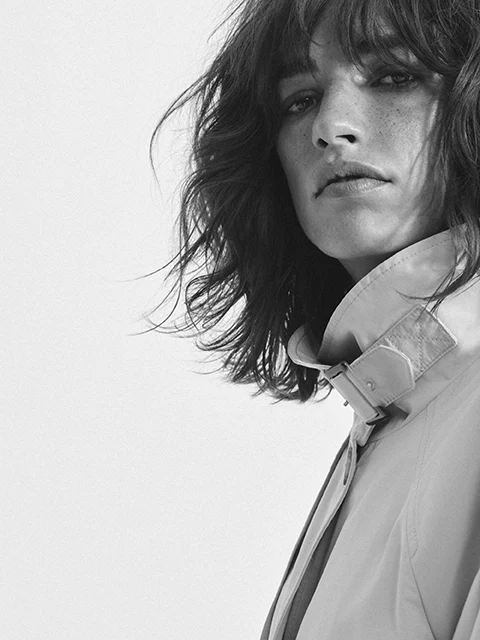 Schwarz-weiß Aufnahme einer Frau mit Jacke